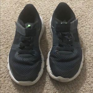 Under armour tennis shoes for boys